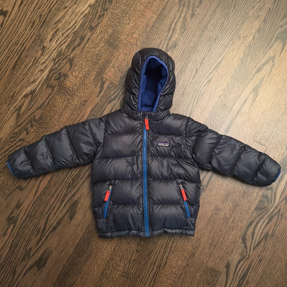 Navy Patagonia coat with blue and red zippers. Size 4T, runs true to size.